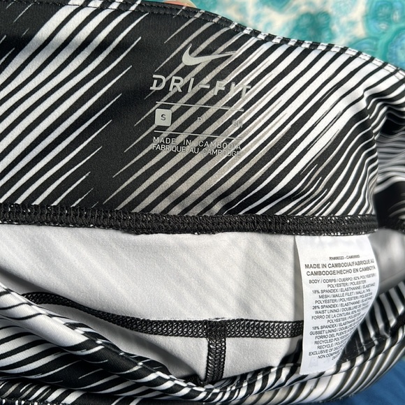 Nike women’s workout leggings - S - Picture 4 of 6